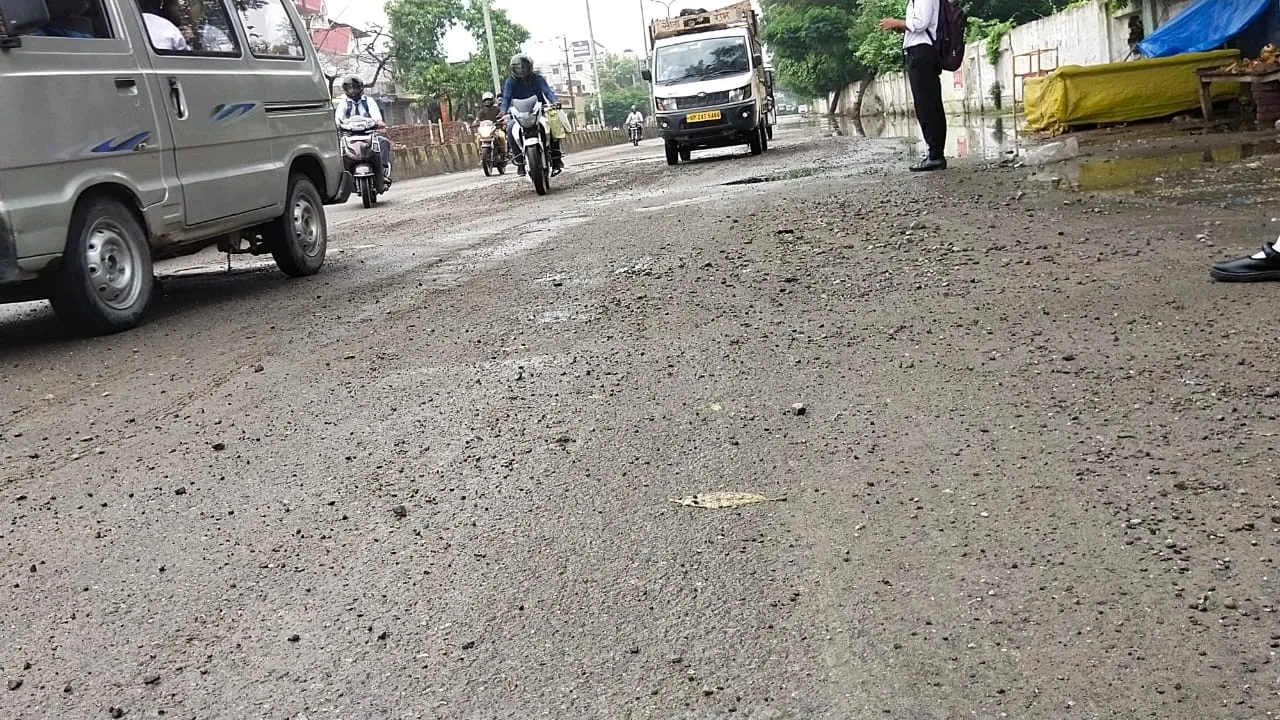 बरेली: बारिश से सड़कों का हाल-बेहाल, टूटी सड़कें और बिखरी कंक्रीट हादसों को दे रहीं दावत 