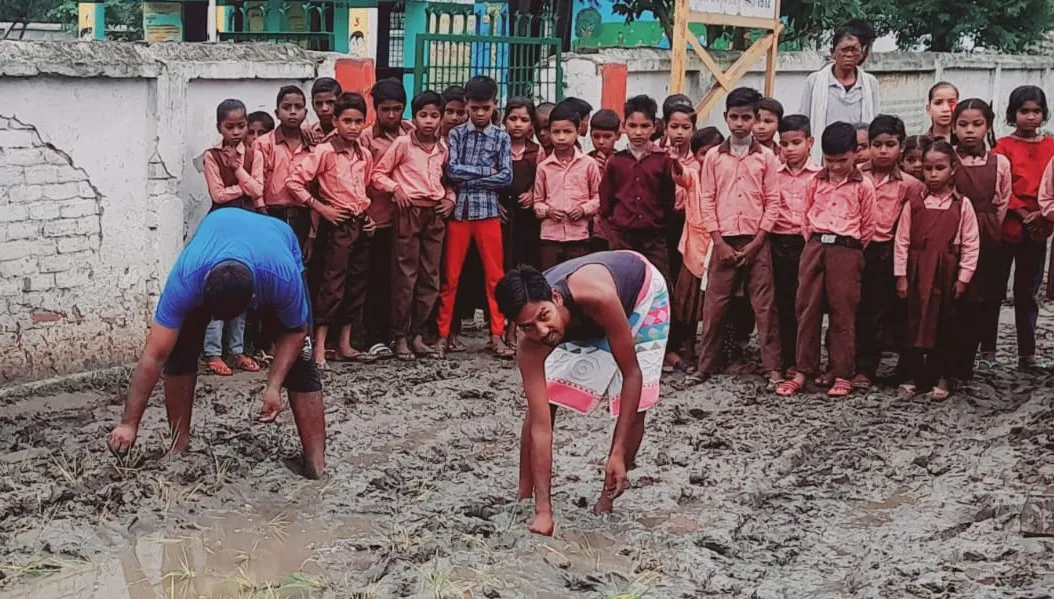 पीलीभीत: ग्रामीणों ने किया प्रदर्शन, कीचड़ में ही रोपित कर धान जताई नाराजगी