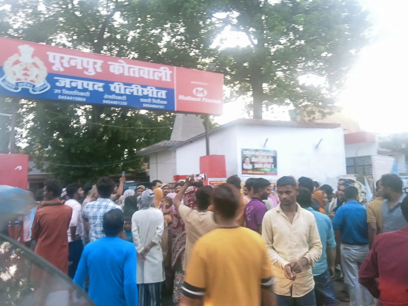 पीलीभीत: घायल महिला को भीड़ ने कोतवाली गेट पर बैठाकर किया प्रदर्शन