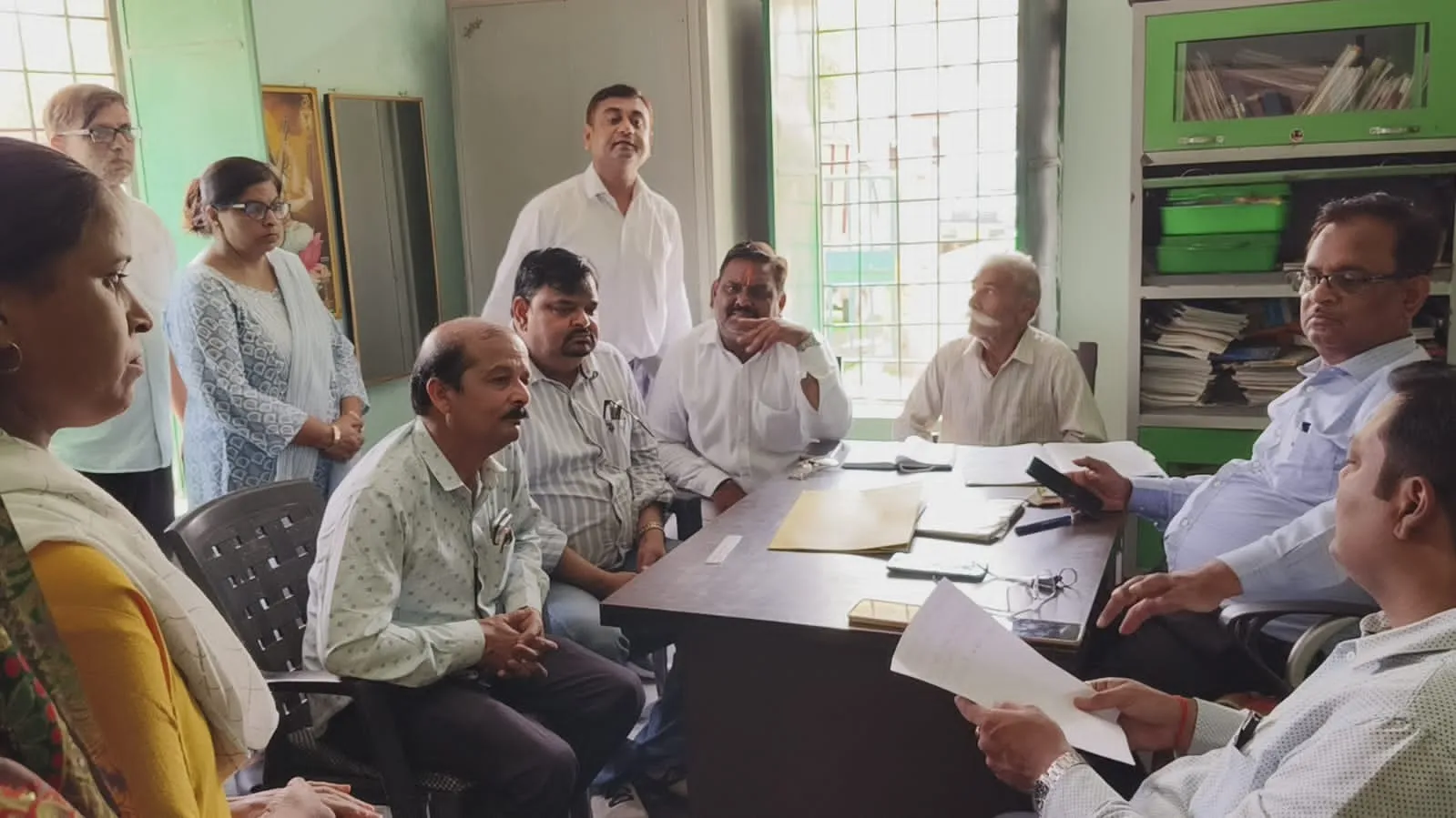 शाहजहांपुर: प्राथमिक विद्यालय के एमडीएम में निकले घुन, हंगामा