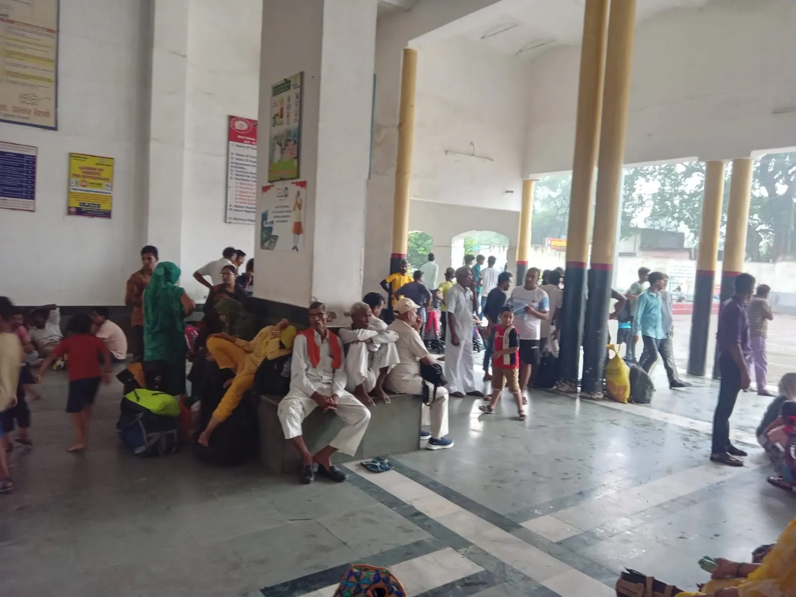 संभल: राजघाट पर गंगा का जलस्तर खतरे के निशान तक पहुंचा, छह से अधिक ट्रेन रद