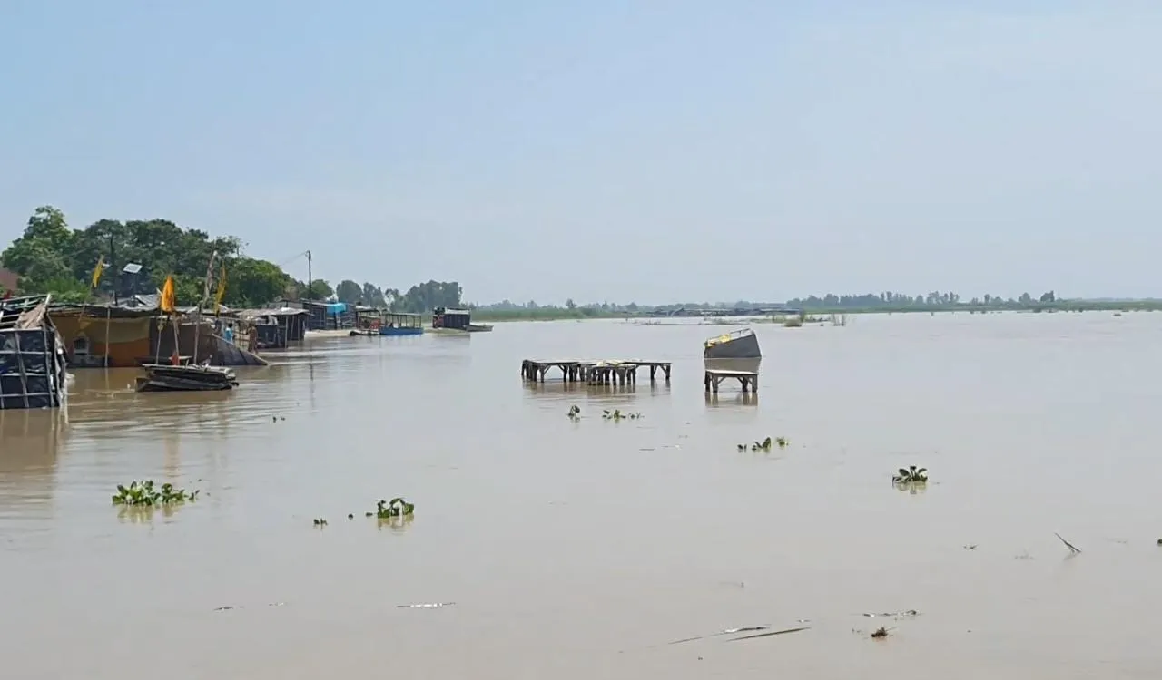 अमरोहा: तिगरी में गंगा खतरे के निशान से डेढ़ मीटर दूर, बिजनौर बैराज से और छोड़ा गया 1.79 लाख क्यूसेक पानी 
