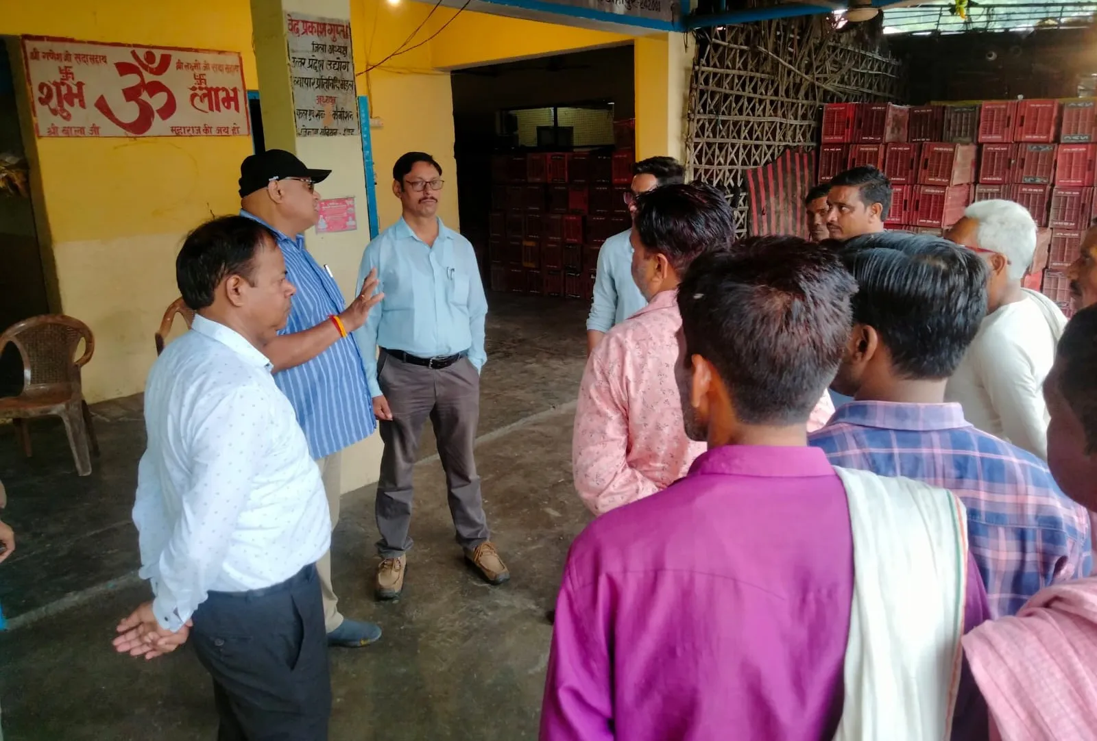 शाहजहांपुर: खाद्य सुरक्षा टीम का छापा, बेसन और दाल के नमूने के साथ मीडडेमील के भी लिए सैंपल 