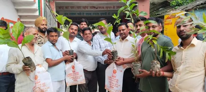 शाहजहांपुर: कपड़े के थैले व पौधे देकर शुद्ध पर्यावरण के लिए प्रेरित किया
