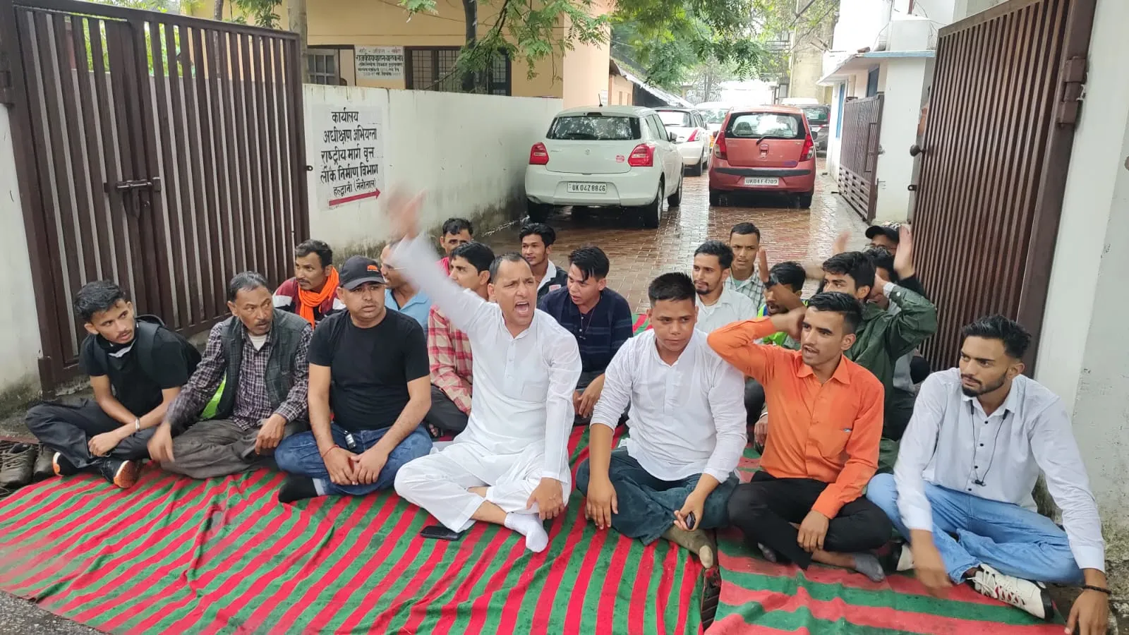 हल्द्वानी: भारी बरसात में आखिर क्यों पहुंच गए हैडाखान के ग्रामीण PWD कार्यालय...