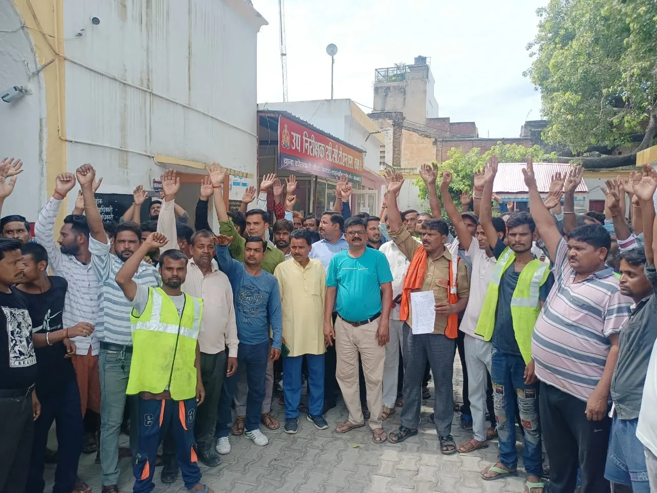शाहजहांपुर: सफाई कर्मचारियों ने कोतवाली का घेराव कर किया प्रदर्शन