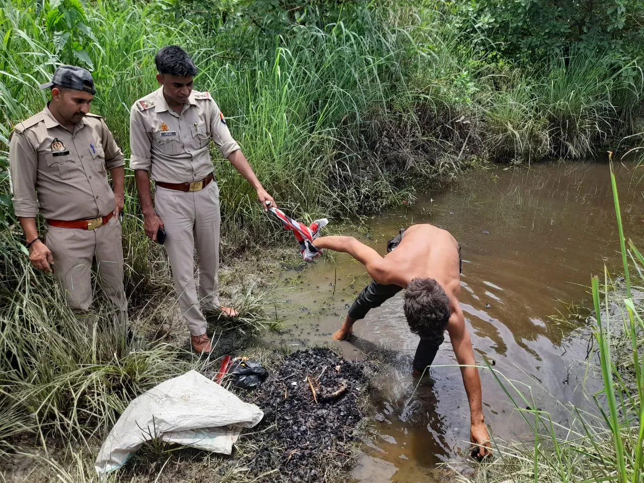 शाहजहांपुर: हत्या कर महिला का शव जलाकर अवशेषों को पानी में फेंका, मां की तहरीर पर तीन नामजद, पति गिरफ्तार 