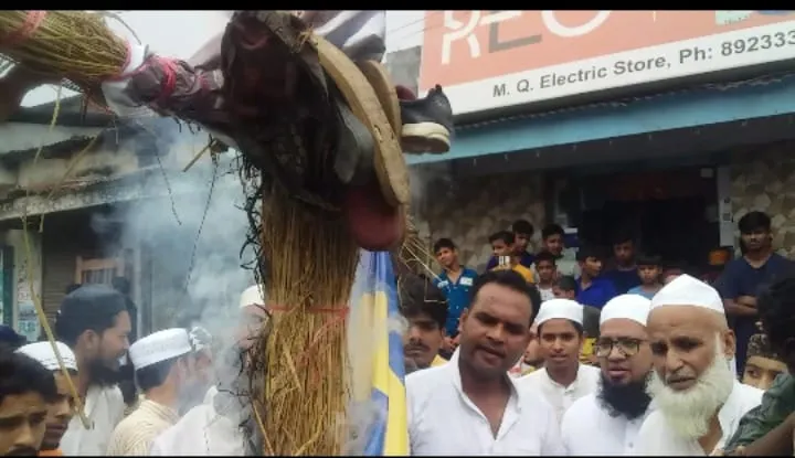 रामनगर: कुरान जलाने को लेकर स्वीडन सरकार का  पुतला फूंका