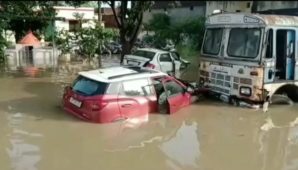 रामनगर: मूसलाधार बारिश ने ग्रामीण इलाकों में मचाई तबाही, कई इलाके हुए जलमग्न