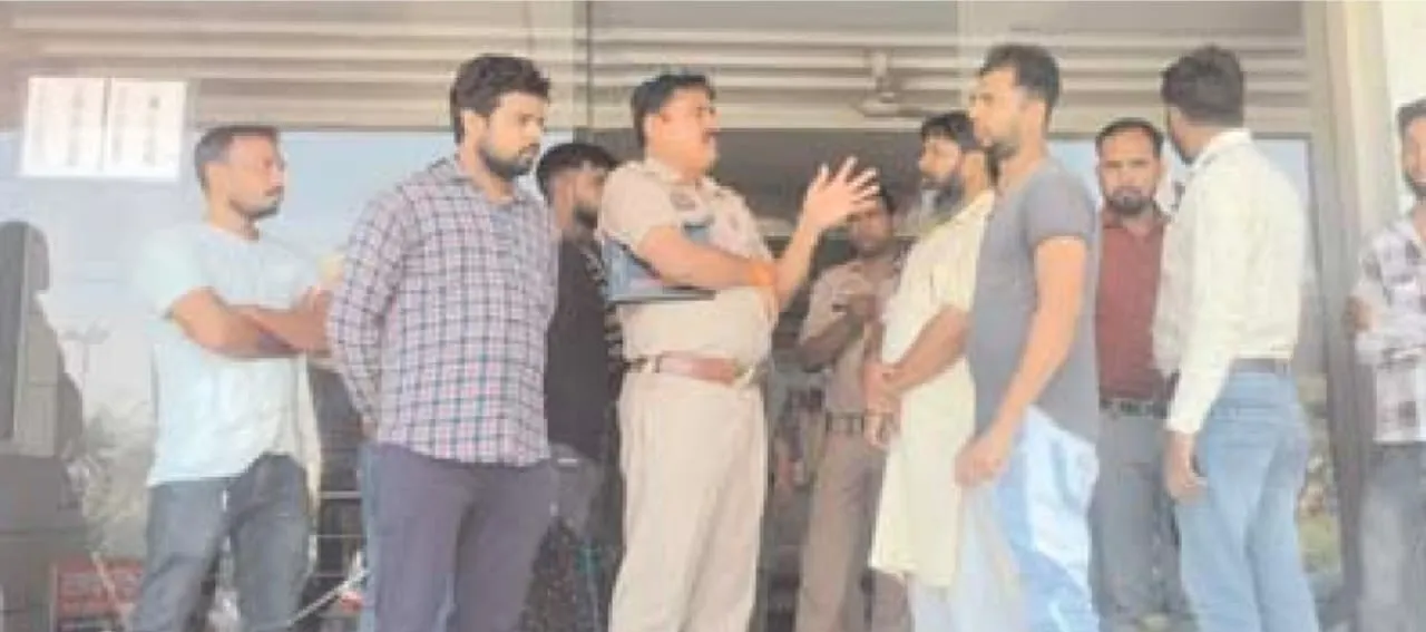 बरेली: मेडिकल संचालक की मौत पर अस्पताल में हंगामा, पुलिस ने कराया शांत