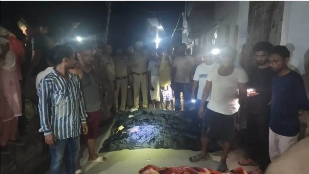 बदायूं: हाईटेंशन लाइन का तार गिरने से घर में सो रही महिला और उसके दो बच्चों की मौत