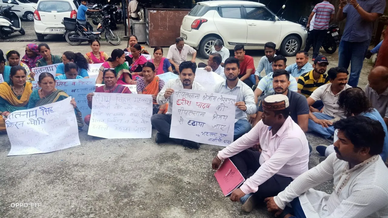 रामनगर: बहल्ला नदी पर अतिक्रमण के विरोध में दिया धरना         