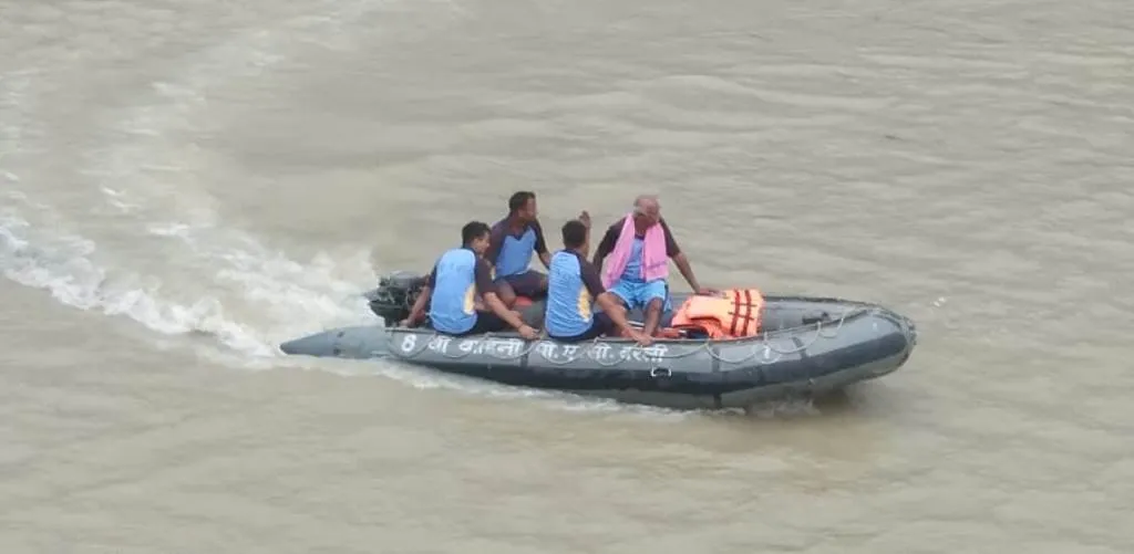 शाहजहांपुर: पत्नी की वेबफाई सह न सका, दो वर्षीय बेटे को कमर में बांधकर रामगंगा में कूद गया युवक