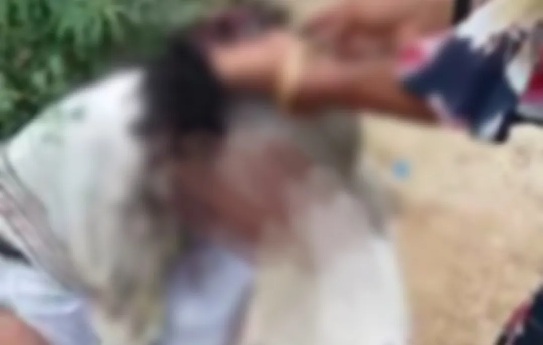 कासगंज: युवक का मुंडन कर किन्नरों ने पिलाया पेशाब, घटना का वीडियो वायरल 