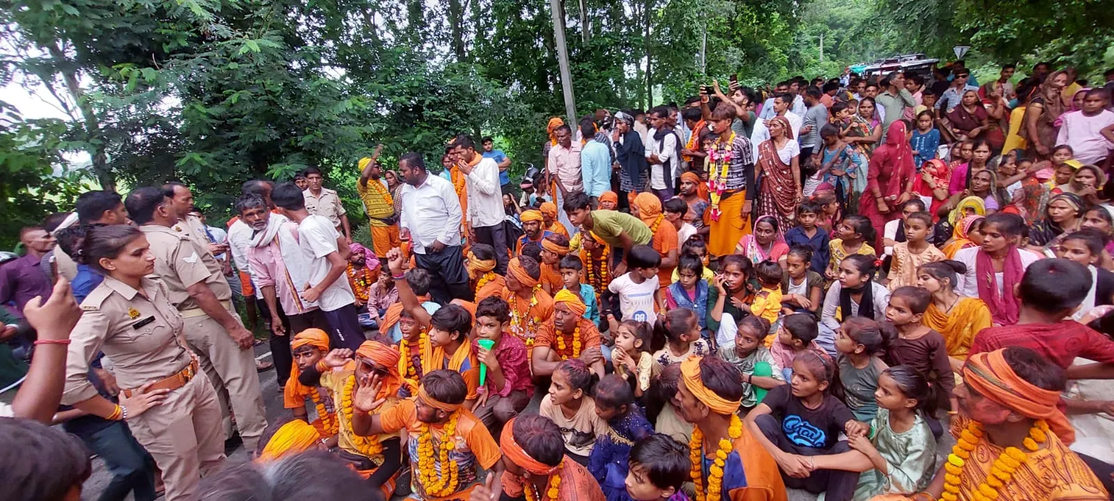 पीलीभीत: कांवड़िये को मारा थप्पड़...धरना प्रदर्शन कर हंगामा, मनाने में जुटे रहे अफसर