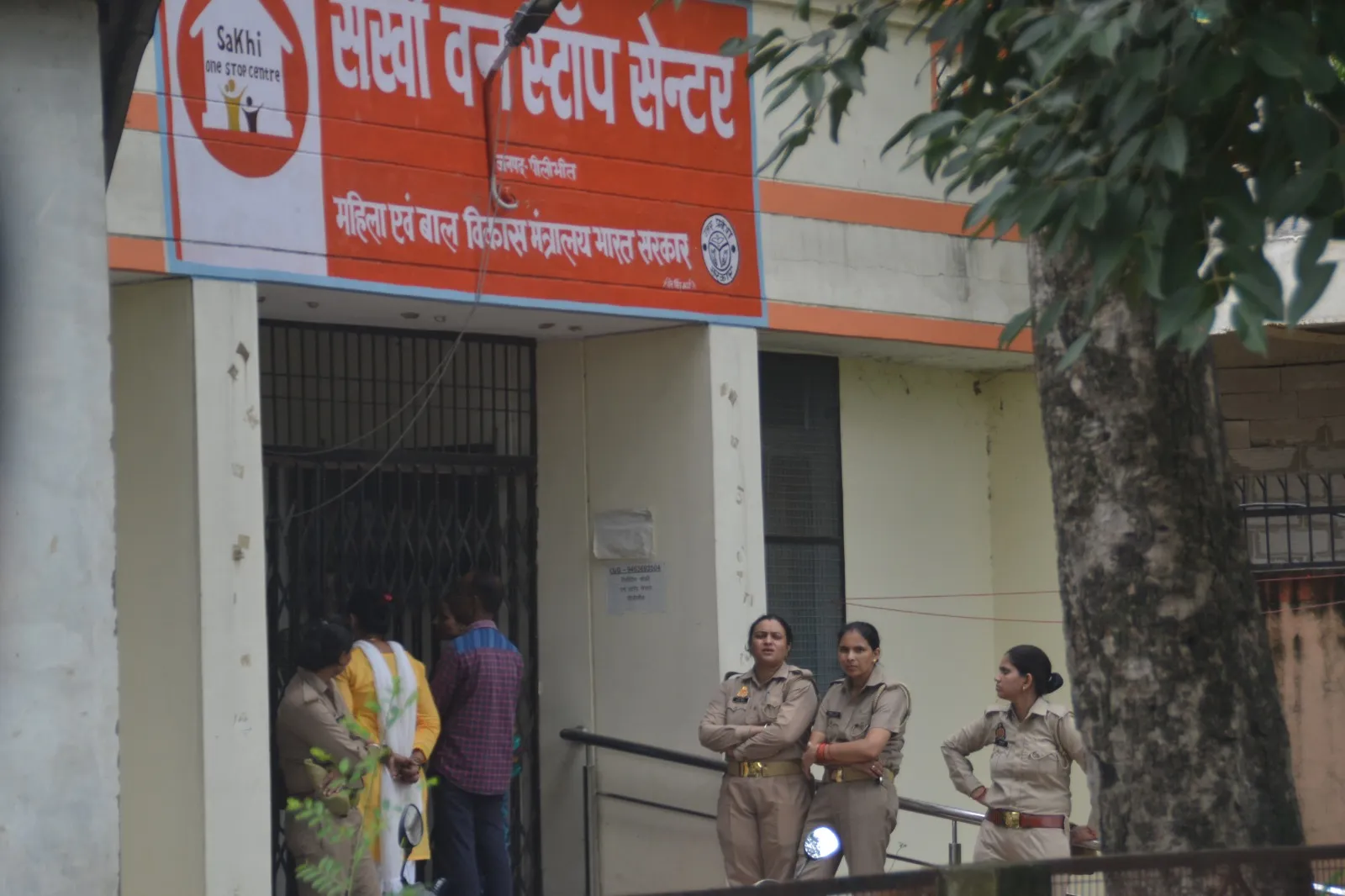 पीलीभीत: किशोरी को ले जाने के मामले में परिवार के समर्थन में पहुंचे हिंजामं कार्यकर्ता, हंगामा...जानिए पूरा मामला 