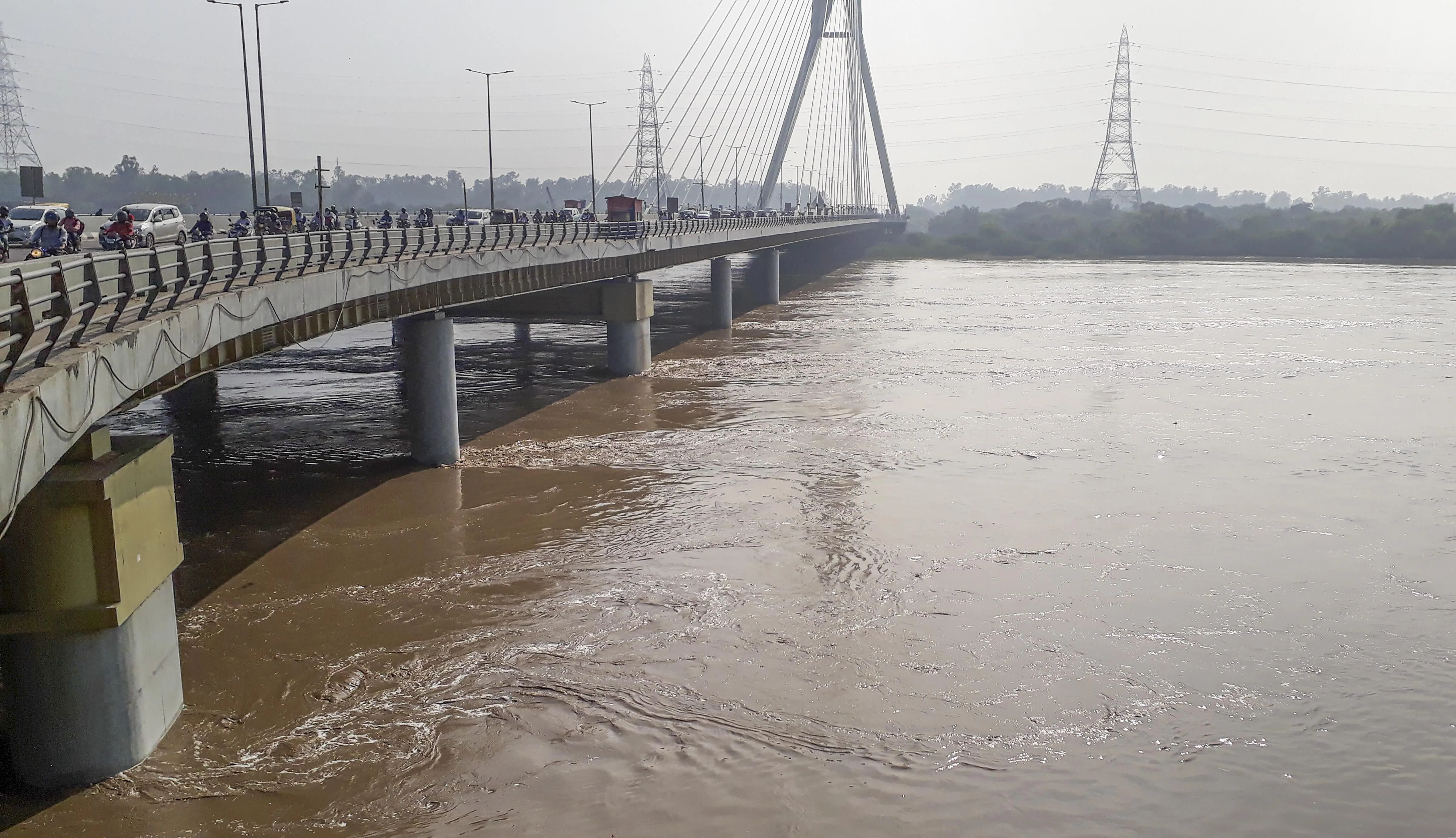 दिल्ली में यमुना का जलस्तर कम हुआ, लेकिन अब भी खतरे के निशान से ऊपर 