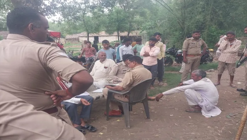 बहराइच: विवाहिता का फंदे से लटकता मिला शव, पिता ने दहेज उत्पीड़न का लगाया आरोप