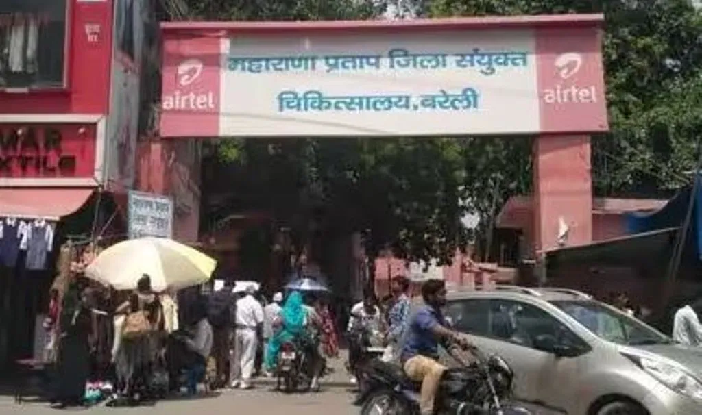 बरेली: एक महीने में तीन बार खराब हो चुकी है जिला अस्पताल के फुट ओवरब्रिज की लिफ्ट, गुणवत्ता पर उठ रहे सवाल
