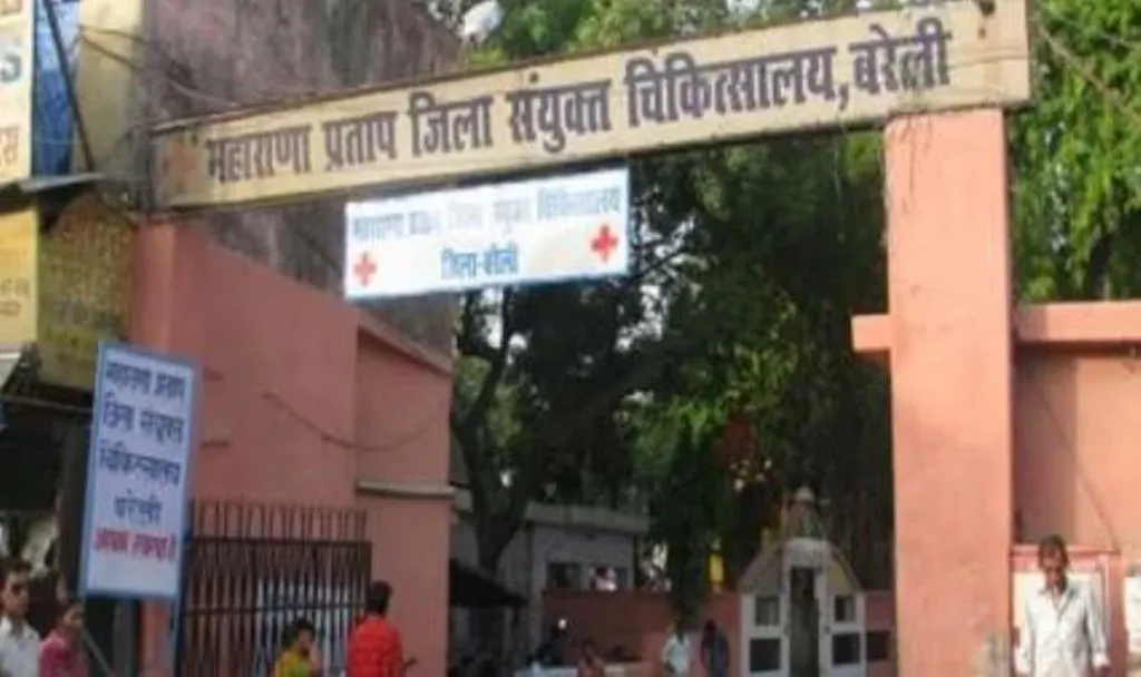 बरेली: भारी मशीनों से टूट रहा है जिला अस्पताल का एफओबी, मरीजों के लिए हो सकता है खतरा