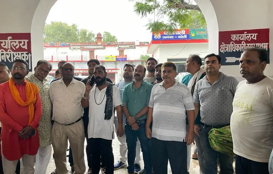 बरेली: दूसरे समुदाय के युवक को मकान बेचने पर हंगामा, दोनों पक्ष पहुंचे कोतवाली