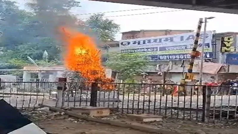 लखनऊ : हाई टेंशन लाइन में छूने से ताजिया में लगी आग, हादसे में युवक घायल