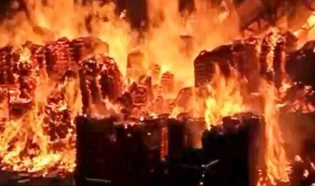 रुद्रपुर: शॉर्ट सर्किट से धधकी आग, सामान जलकर राख