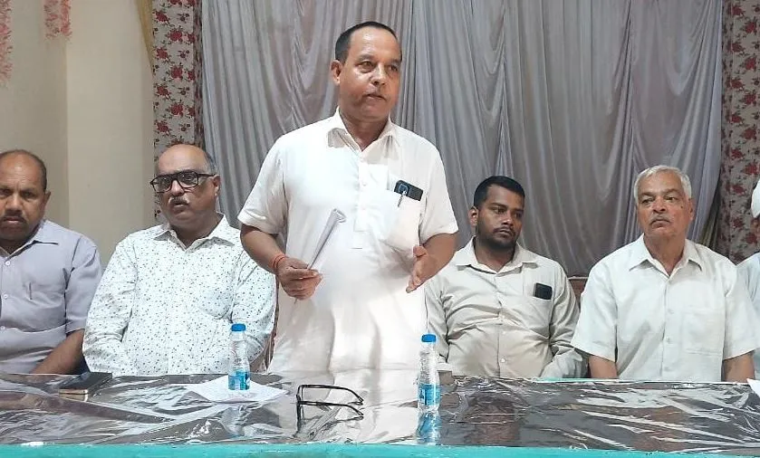 शाहजहांपुर: प्रदेश सचिव को निकाला तो दो गुटों में बंट गई आप 