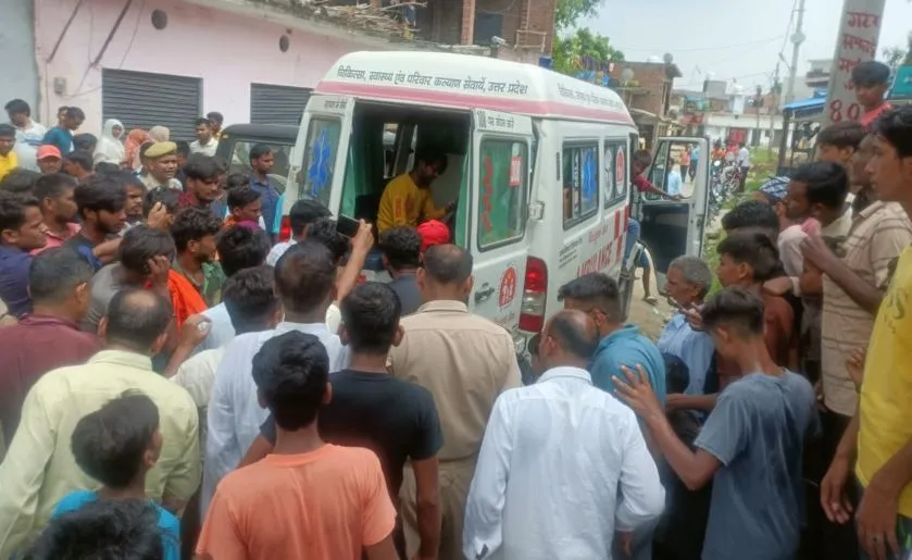 बरेली: नशेड़ी पति ने खेत में नराई कर रही पत्नी पर खुरपी से किया हमला, गंभीर रूप से जख्मी महिला अस्पताल में भर्ती 
