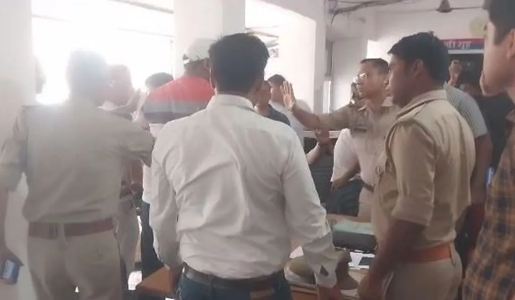 पीलीभीत: थाने में इंस्पेक्टर के सामने हाथापाई की नौबत, जमकर हुआ हंगामा..जानिए पूरा मामला