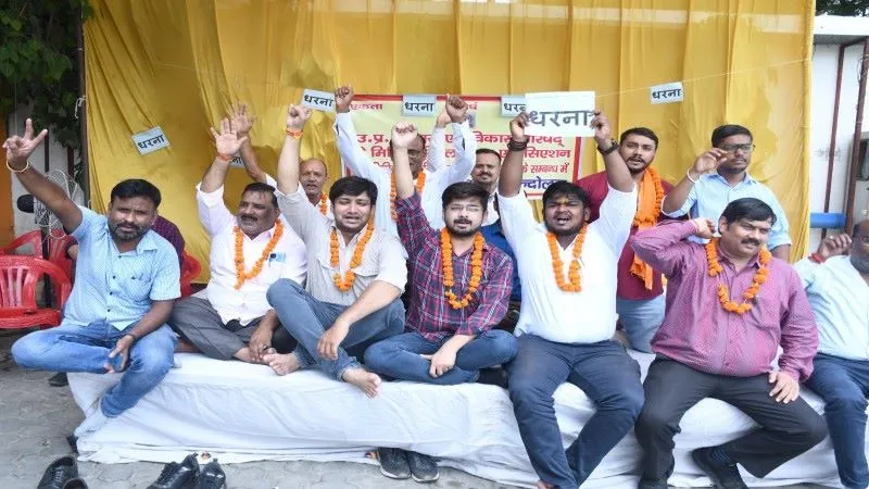 लखनऊ : धरना देकर मांगी पदोन्नति और लंबित भुगतान 