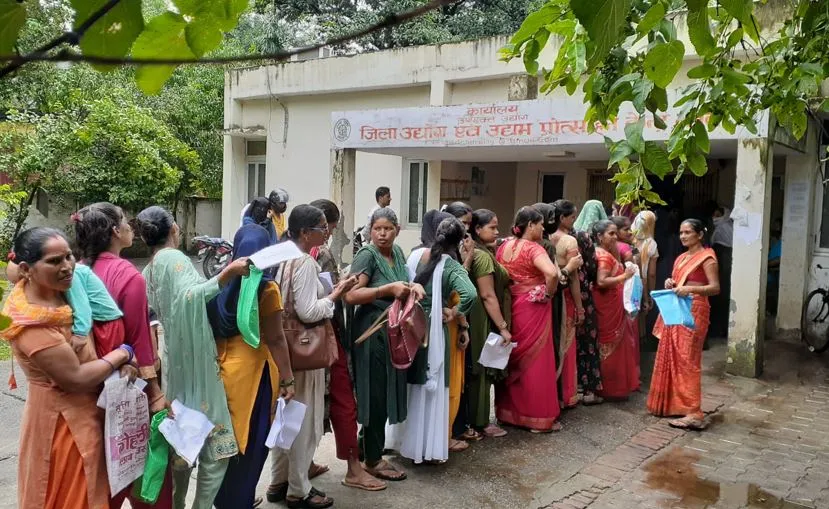 ओडीओपी: इंटरव्यू के लिए उमड़े लाभार्थी, अव्यवस्थाओं से जूझे