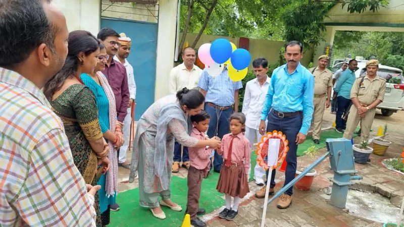 Unnao News: DM ने प्राथमिक विद्यालय का किया निरीक्षण, बच्चों ने सवालों के दिए जवाब, खिलखिला उठी