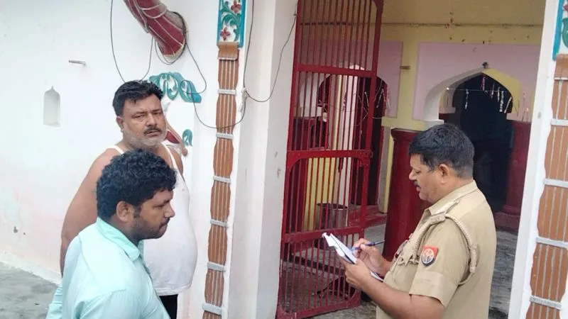 Unnao Theft: चोरों ने मंदिर को बनाया निशाना, लाखों की अष्टधातु की मूर्तियां की पार, जांच में जुटी पुलिस