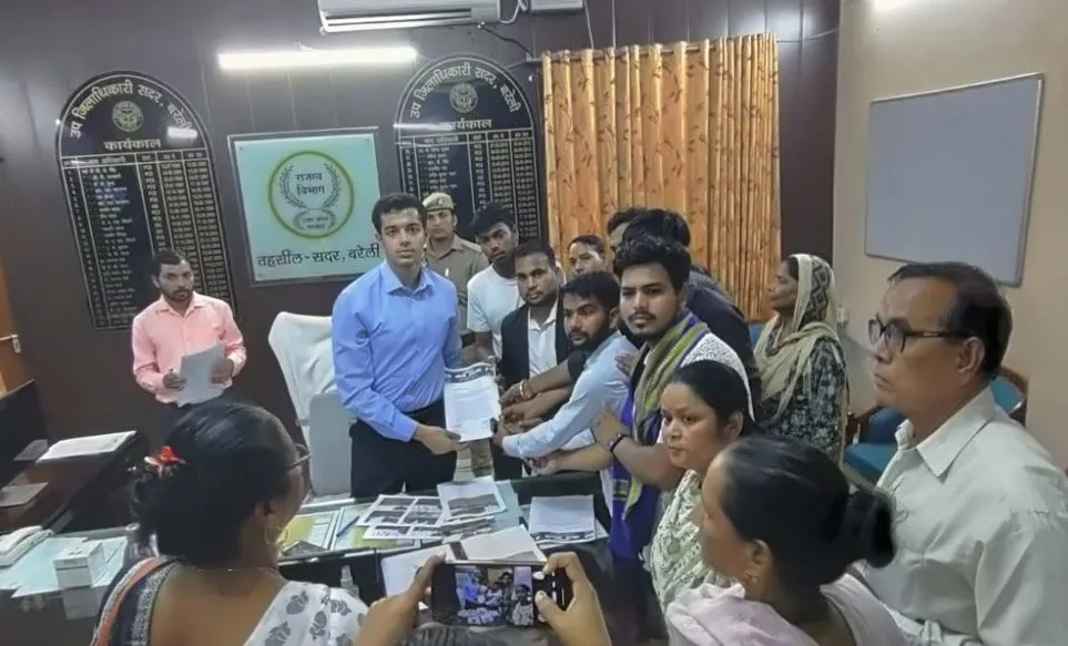 बरेली: इज्जतनगर में भगवान बुद्ध की प्रतिमा खंडित करने पर भीम आर्मी में रोष, डीएम को सौंपा ज्ञापन 