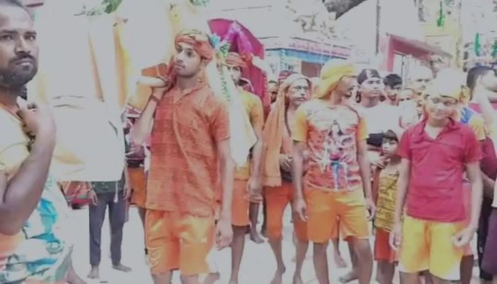 बरेली: ओम नम: शिवाय का जाप, पैरों में छाले... सड़कों पर दिखे भोले निराले