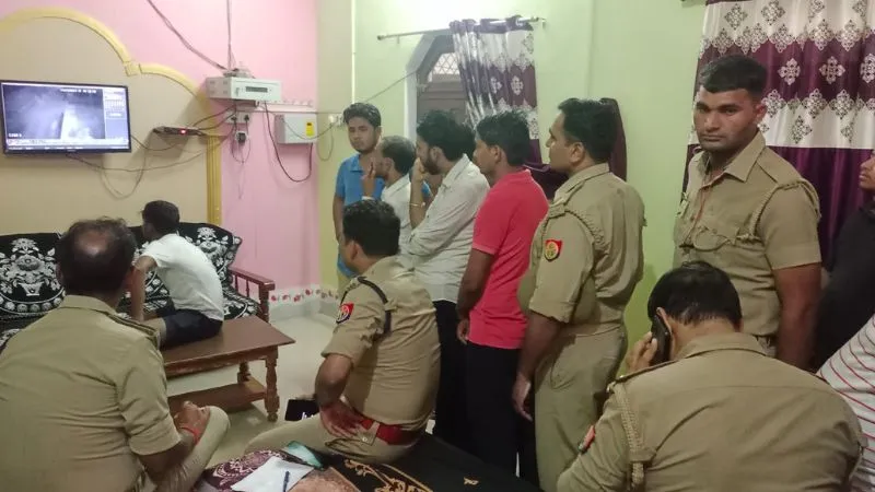 Auraiya: लगातार हो रही चोरियों से लोग दहशतजदा, प्रधान सहित तीन घरों में चोरों का धावा, लाखों की नकदी, जेवरात किए पार