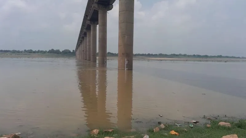 Auraiya में यमुना नदी में बढ़ रहे पानी को लेकर प्रशसन अलर्ट, Kannauj में गंगा का बढ़ा जलस्तर, गांवों में घुसा पानी