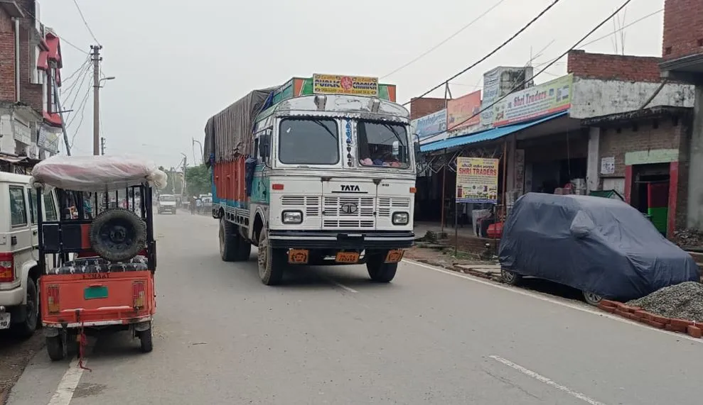 बरेली: प्रतिबंध के बाद भी कई क्षेत्रों में दौड़ रहे भारी वाहन, सावन में किया गया है रूट डायवर्जन