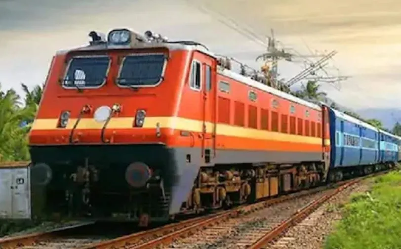 बरेली: बारिश के चलते रेल यात्रियों की बढ़ी मुसीबत, ट्रेनें निरस्त और टर्मिनेट
