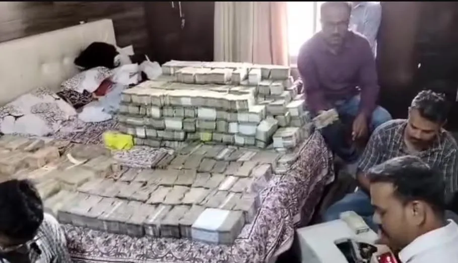 क्रिकेट बूकी व्यापारी को चूना लगाकर दुबई भागा, 17 करोड़ कैश...14 KG गोल्ड और 200 KG चांदी बरामद 