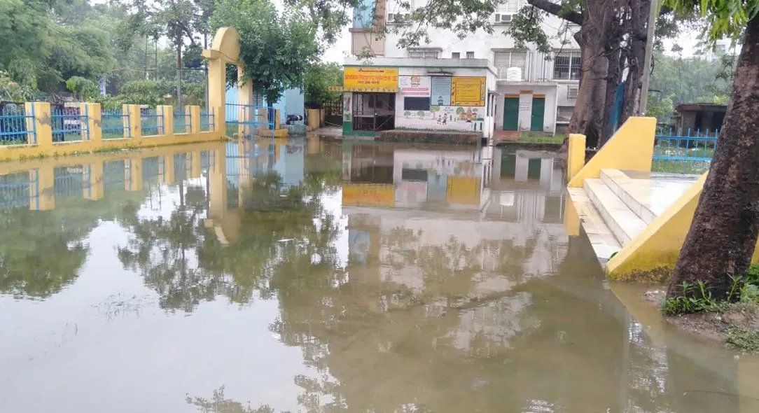 बरेली: परिषदीय स्कूलों में हुआ जलभराव, संकट में कैसे हो पढ़ाई...नहीं पहुंच पा रहे बच्चे