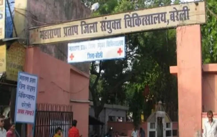 बरेली: जिला अस्पताल की इमरजेंसी में रेफर का खेल, ADSIC ने जमकर लगाई कर्मचारियों को फटकार