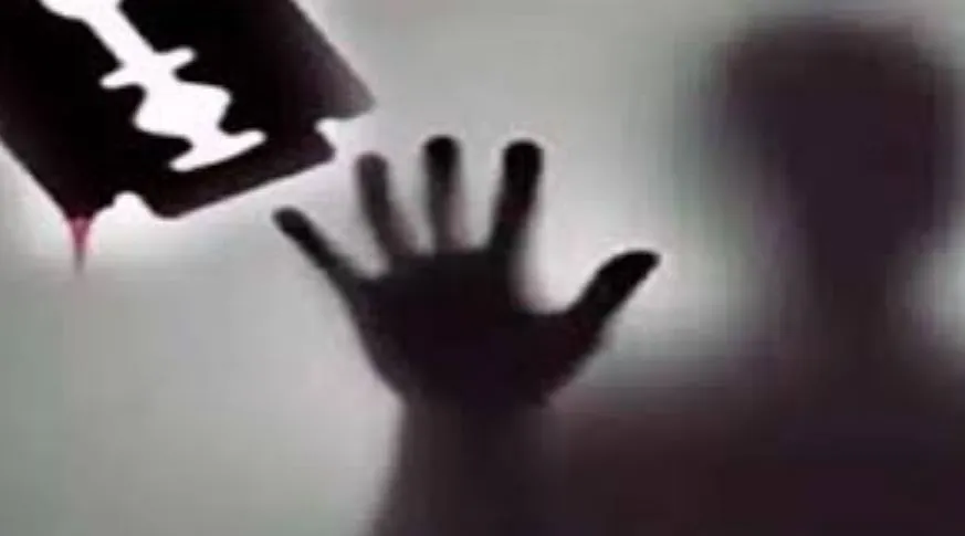 पीलीभीत: किशोरी के घर में घुसकर की छेड़छाड़, ब्लेड से वार कर किया लहूलुहान 