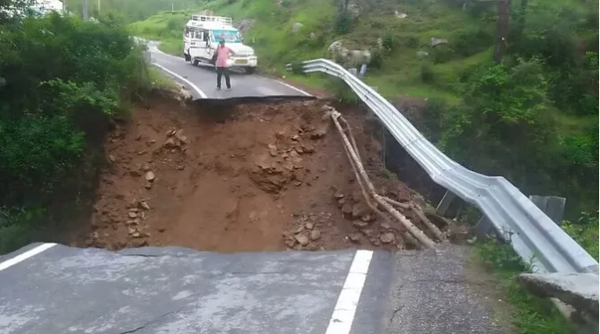 Uttarakhand Weather: भारी बारिश के चलते आया मलबा, प्रदेशभर के 313 मार्ग अवरुद्ध 