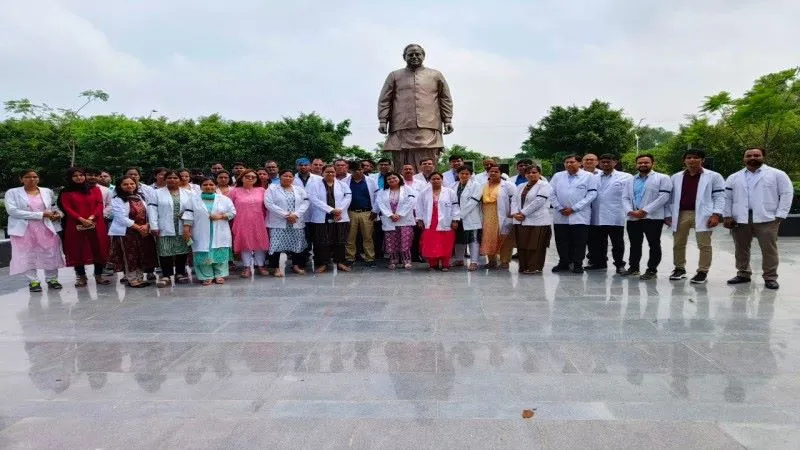 लखनऊ : कल्याण सिंह कैंसर संस्थान के डॉक्टरों ने किया प्रदर्शन, जानें वजह