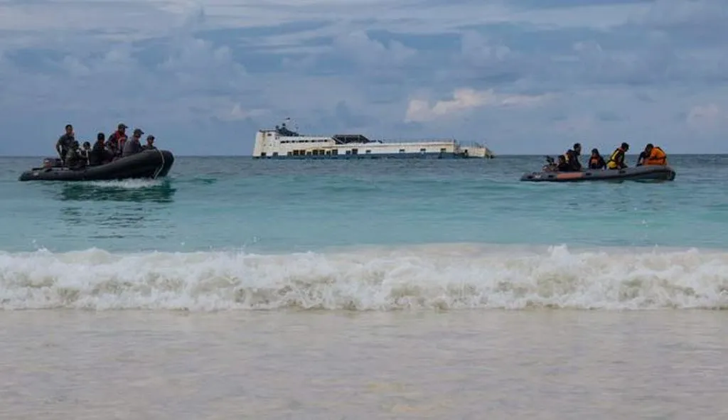 सुलावेसी द्वीप के पास इंडोनेशिया की नौका पलटने से कम से कम 15 लोगों की मौत, 19 अन्य लापता 