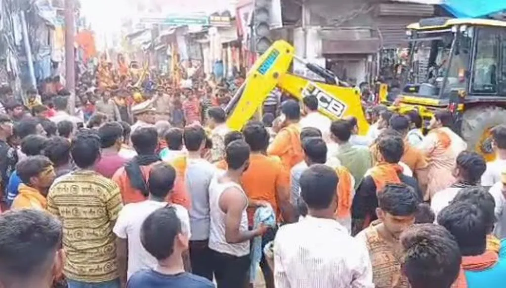 बरेली: कुतुबखाना चौक पर बोल्डरों से रास्ता बंद होने पर भड़के कांवड़िए, नारे लगाते हुए किया हंगामा