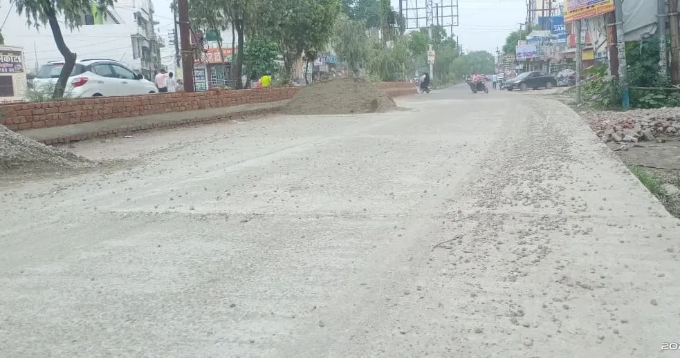 बरेली: मिनी बाईपास पर खतरे में सफर...निर्माण सामग्री सड़क पर डालकर छोड़ी, कदम-कदम पर हादसे का डर