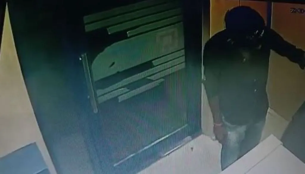 बरेली: एचडीएफसी बैंक के एटीएम में घुसा चोर, घटना CCTV में हुई कैद
